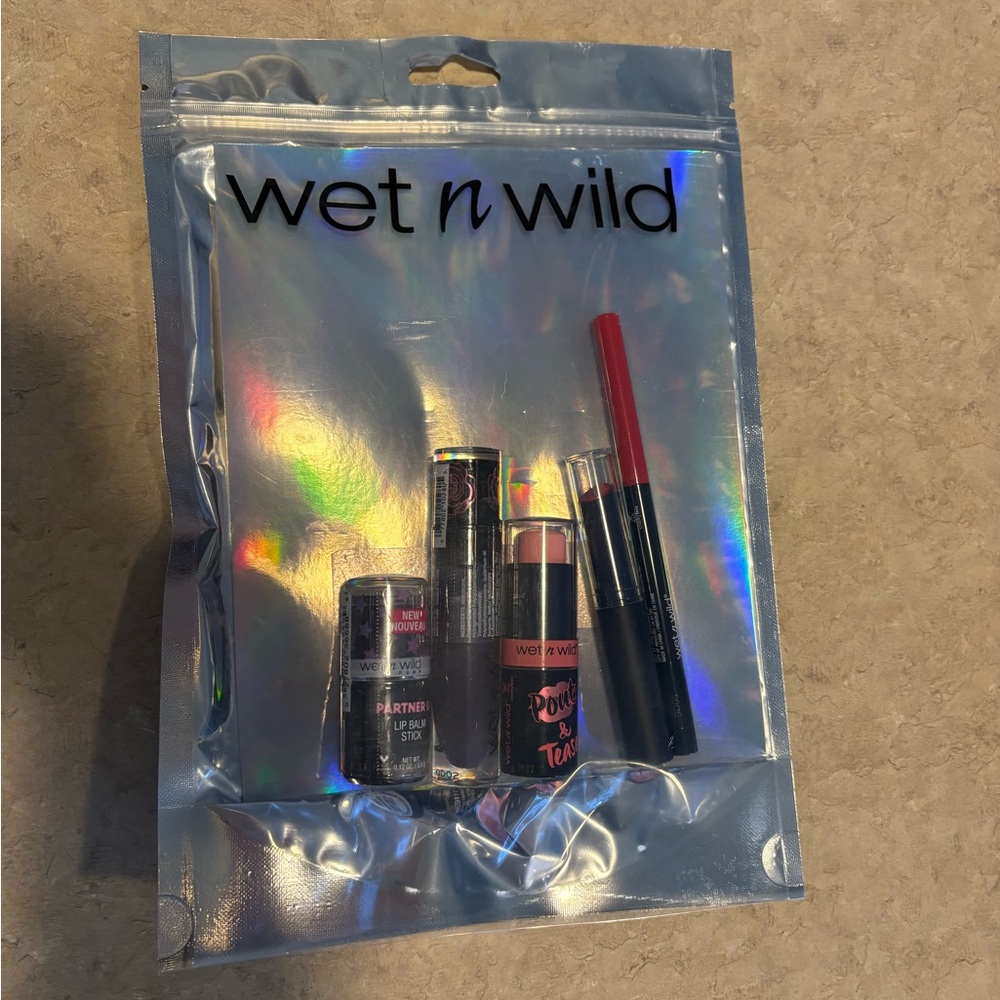 Wet n Wild Lip and Eye Makeup Set - Red and Black